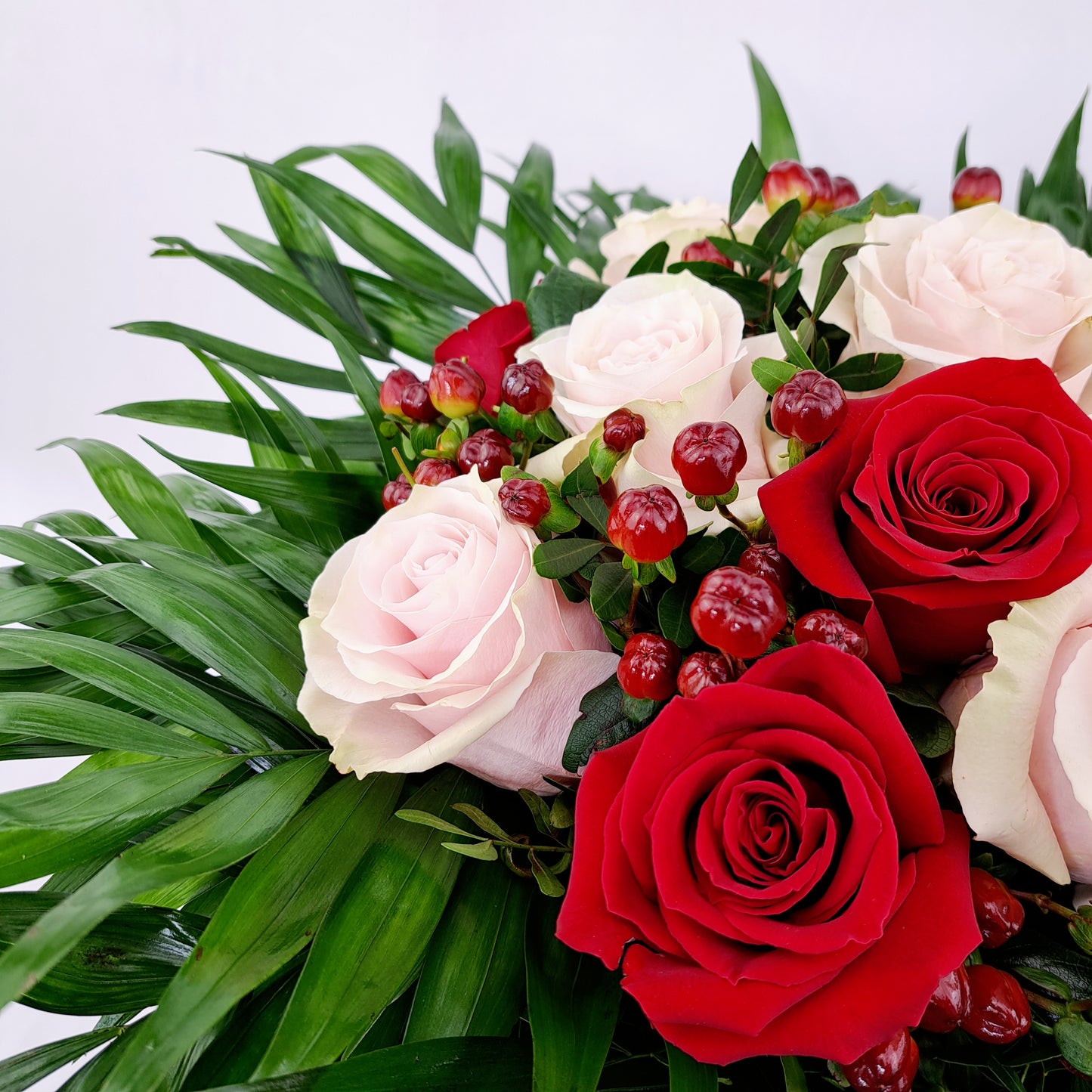 Kytica 11 ružových a červených ruží