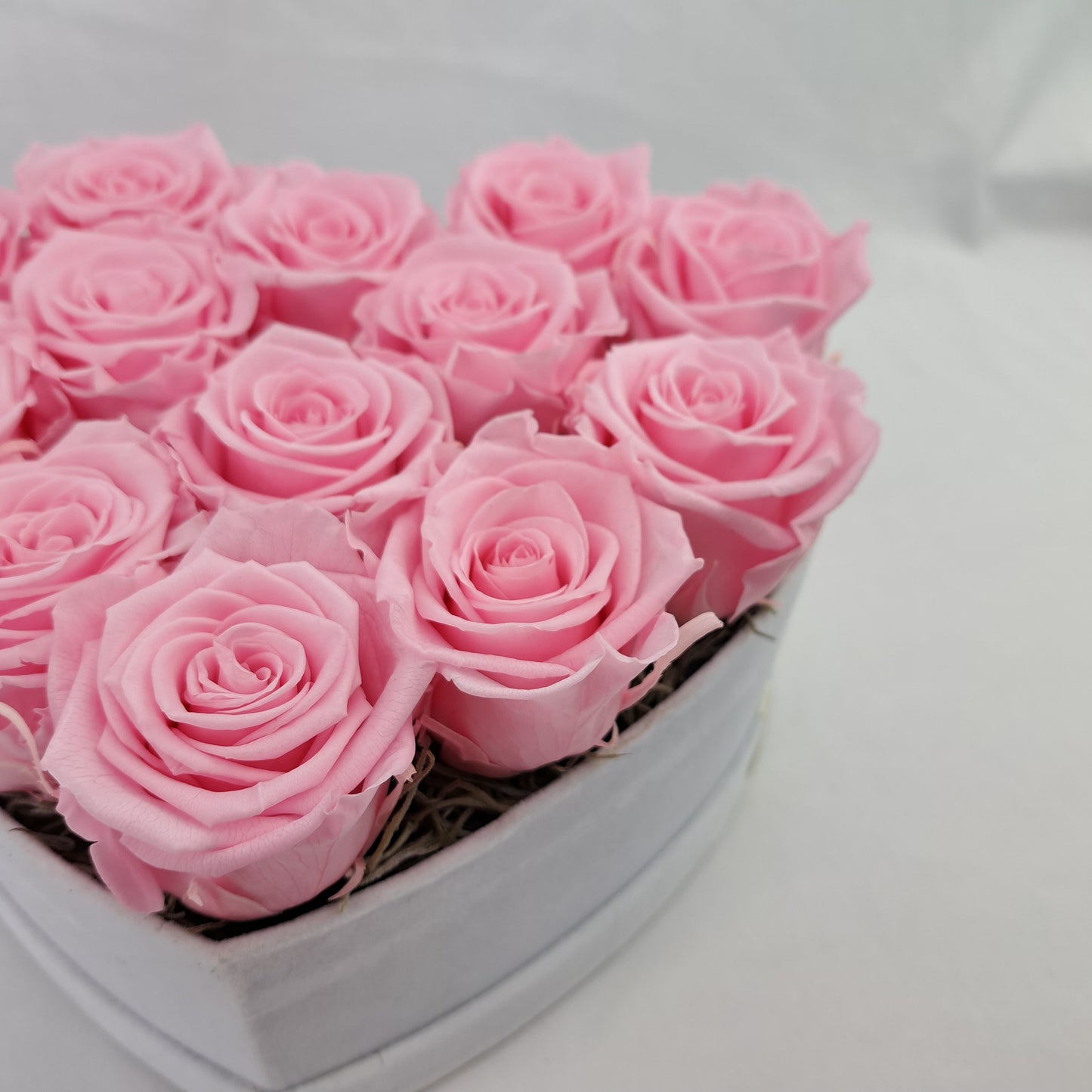 Flowerbox v tvare srdca - Ružový - 13 stabilizovaných ruží