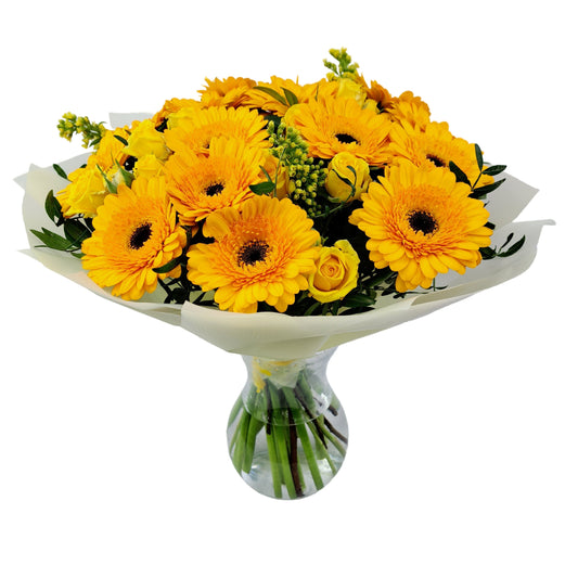 Donáška kvetov - Kytica 15 žltých gerbier a trsových ruží - slovenske-kvety.sk
