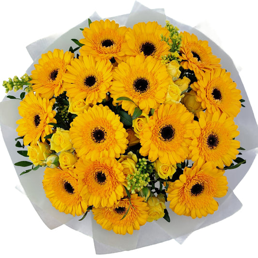 Donáška kvetov - Kytica 15 žltých gerbier a trsových ruží - slovenske-kvety.sk