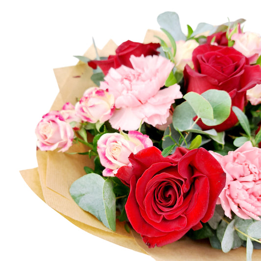 Červené ruže s karafiátmi