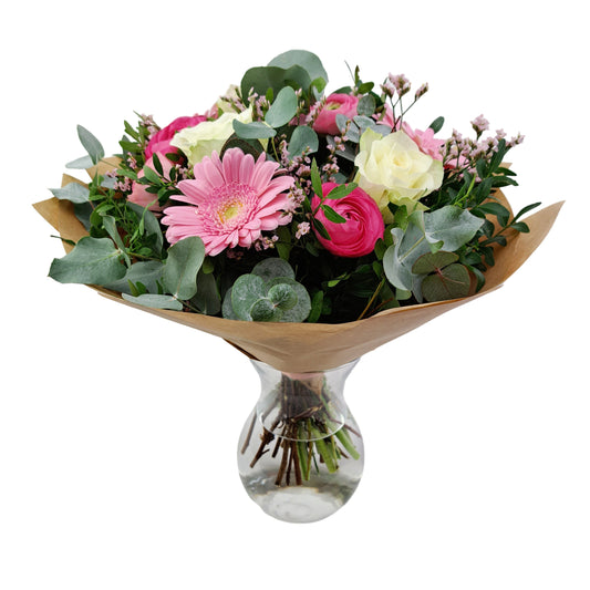 Donáška kvetov - Kytica ranunculusov a bielych ruží s eukalyptom - slovenske-kvety.sk