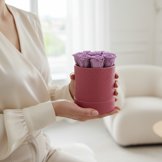 Donáška kvetov - Mini Flowerbox 9 stabilizovaných ruží, fialový „Violet Dream“ - slovenske-kvety.sk