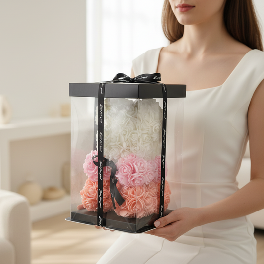 Medvedík z ruží v darčekovej krabičke - trojfarebný