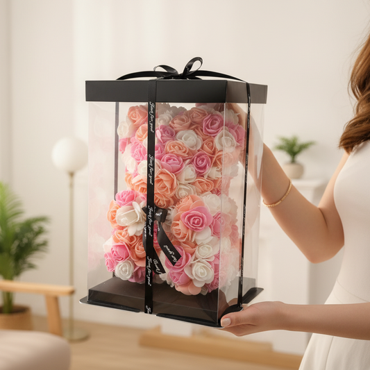 Donáška kvetov - Medvedík z ruží v darčekovej krabičke - trikolora pink - slovenske-kvety.sk